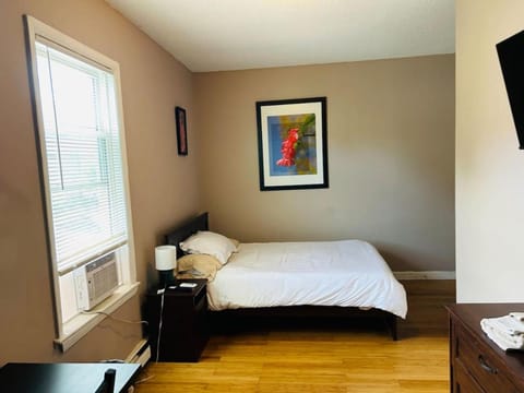 Nice spacious room near Whole Foods, Brown University with shared bathroom and kitchen bbc Apartamento in Providence