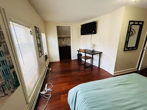 Large sunny room near Whole Foods, Brown University with shared bathroom and kitchen bca Apartamento in Providence