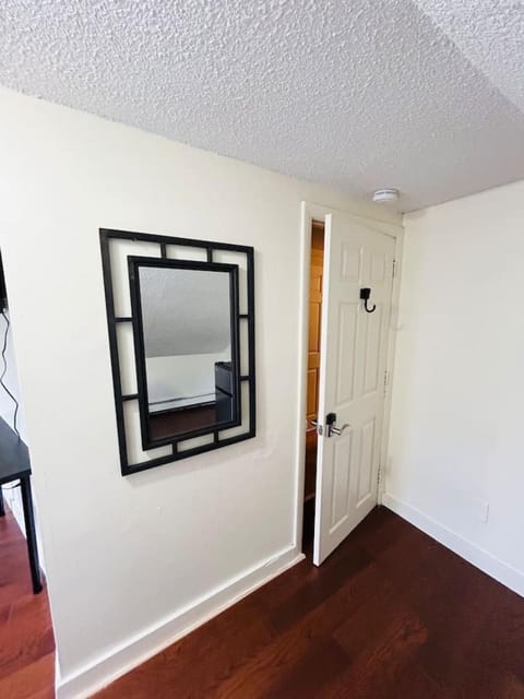 Large sunny room near Whole Foods, Brown University with shared bathroom and kitchen bca Apartamento in Providence