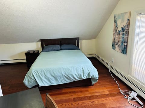 Large sunny room near Whole Foods, Brown University with shared bathroom and kitchen bca Apartamento in Providence