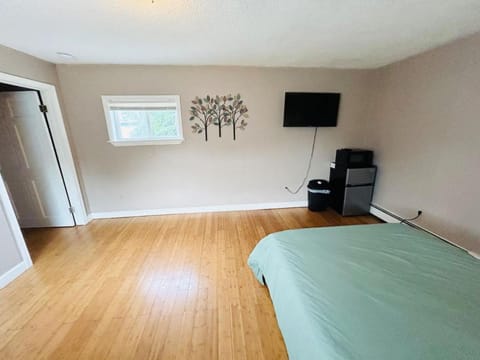 Large Sunny room near Whole Foods, Brown University with shared bathroom and kitchen bbd Apartment in Providence