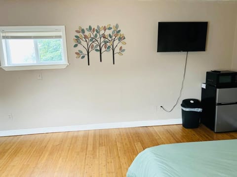 Large Sunny room near Whole Foods, Brown University with shared bathroom and kitchen bbd Apartment in Providence