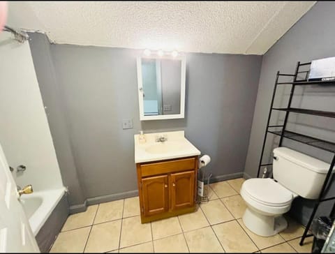 Nice room near Whole Foods, Brown University with shared bathroom and kitchen 233 Appartamento in Providence