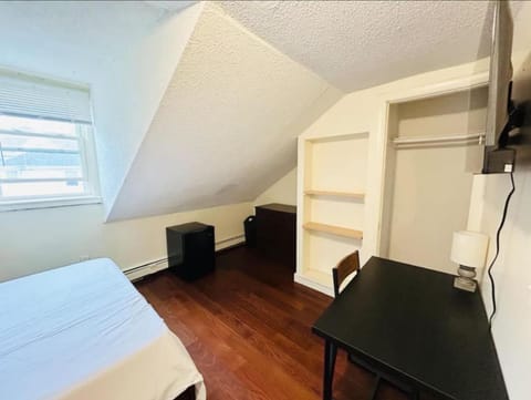 Nice room near Whole Foods, Brown University with shared bathroom and kitchen 233 Appartamento in Providence