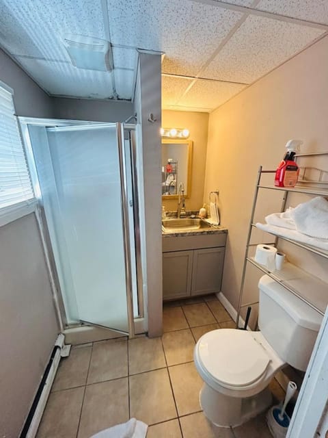 Large room near Whole Foods, Brown University with shared bathroom and kitchen 221 Appartamento in Providence