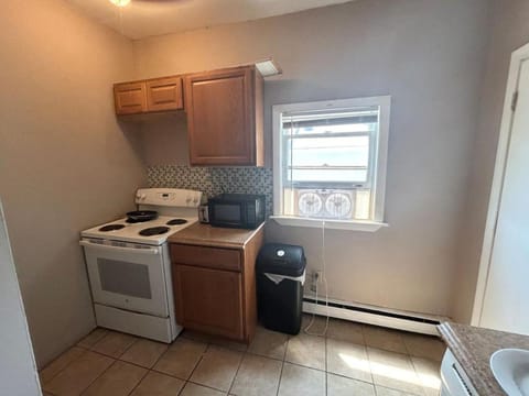 Large room near Whole Foods, Brown University with shared bathroom and kitchen 221 Appartamento in Providence