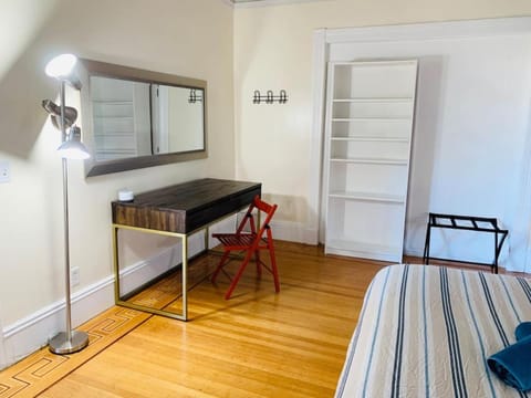 Spacious room in Federal Hill, Downtown with shared bathroom and kitchen 25 Apartamento in Providence