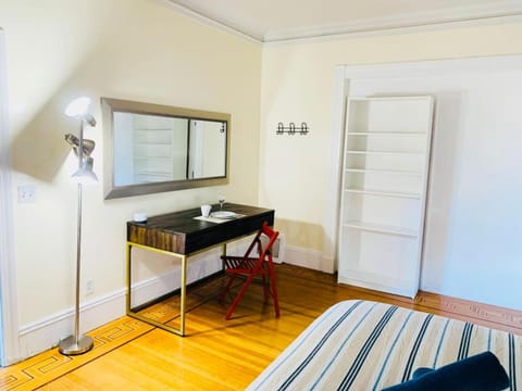 Spacious room in Federal Hill, Downtown with shared bathroom and kitchen 25 Apartamento in Providence