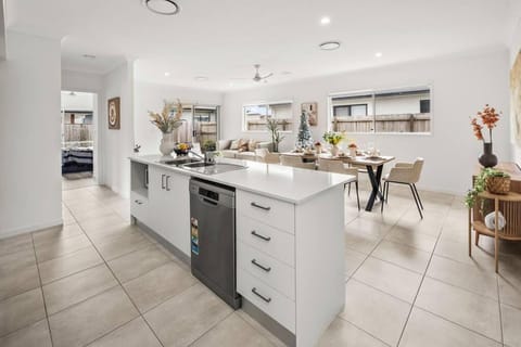 Oasis Retreat in Coomera Villa in Hope Island