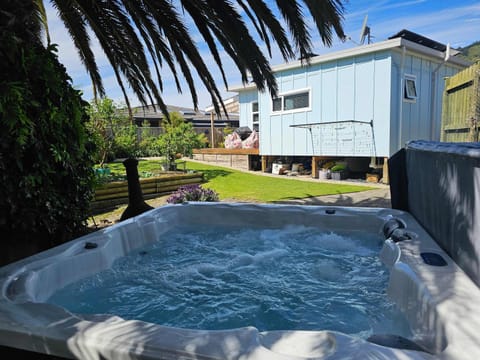 Private Hideaway with Beach & Marina Access House in Picton