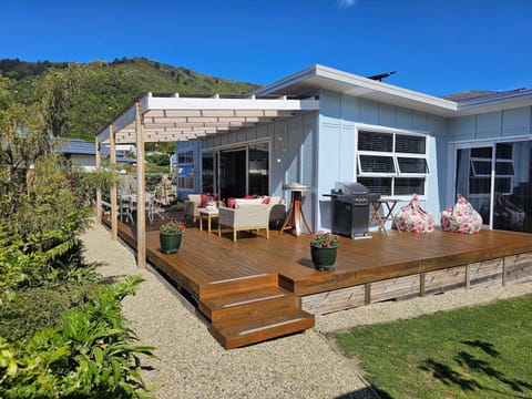 Private Hideaway with Beach & Marina Access House in Picton