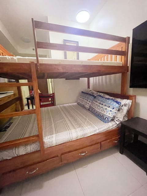 Studio Sunshine100 Wifi 70InchesTV PoolAccess BunkBed Apartment in Mandaluyong