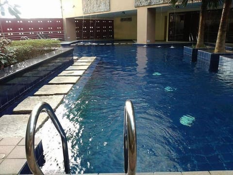 Studio Sunshine100 wifi Netflix 42TV Pool access Apartment in Mandaluyong