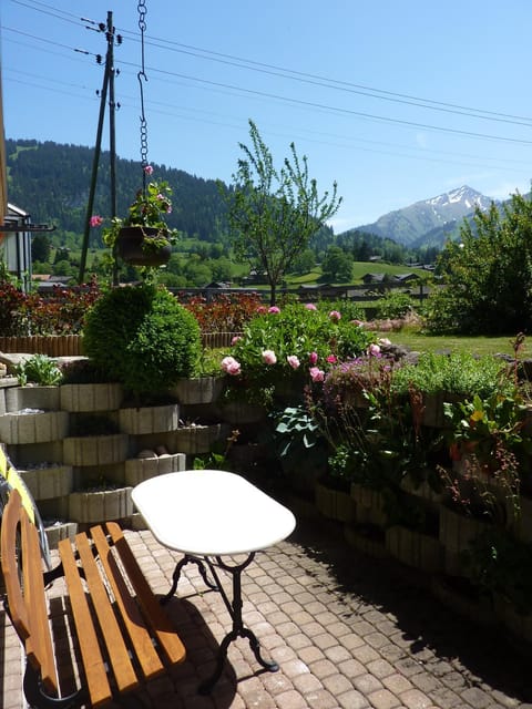 Chalet Aebnetbode Condo in Saanen