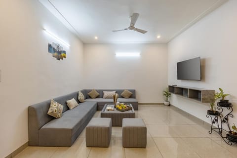 TV and multimedia, Living room, Seating area, Evening entertainment