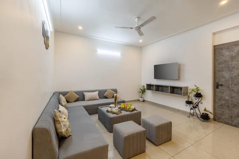 Communal lounge/ TV room, TV and multimedia, Living room, Seating area, Evening entertainment, air conditioner