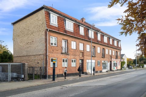 Property building, Day, Neighbourhood, Street view, Location