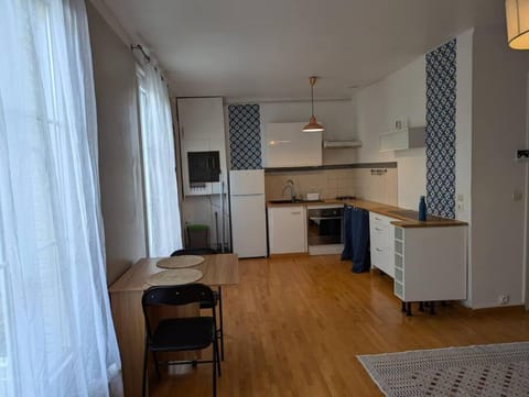 Kitchen or kitchenette, Dining area, oven