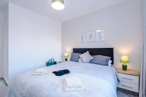 Sleeps 7, Stunning Home, Free Parking, Perfect For Groups, Long Term Disc Apartment in Prestwich