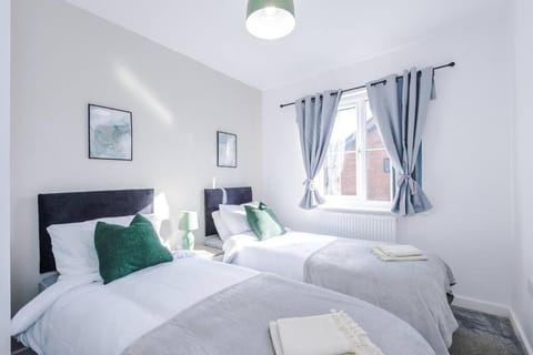 Sleeps 7, Stunning Home, Free Parking, Perfect For Groups, Long Term Disc Apartment in Prestwich