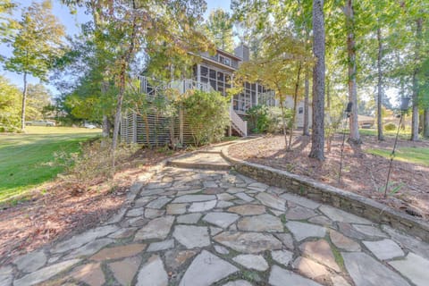 Waterfront Yard and Private Dock Lake Martin Home! House in Lake Martin