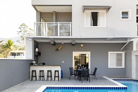 CASA PARIS · piscina aquecida, em condomínio, 4 suítes maravilhosa House in Caraguatatuba