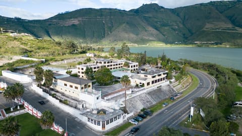 Property building, Natural landscape, Bird's eye view, Garden, Lake view, Mountain view, Street view, Location, Parking