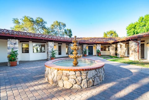 Casa Via Zara - Sweeping Mountain Views with Pool House in Fallbrook