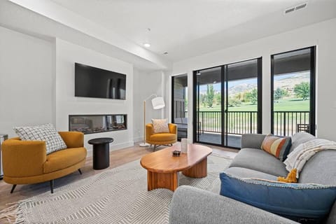 TV and multimedia, Living room, Mountain view, fireplace