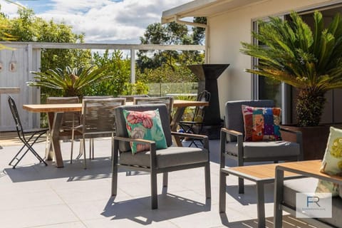 Coastal Courtyard Paradise House in Auckland