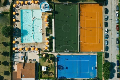 Tennis court, Pool view