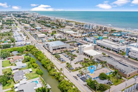 Property building, Nearby landmark, Day, Neighbourhood, Natural landscape, Bird's eye view, Beach, Evening entertainment, City view, Sea view, Street view, Location, Parking