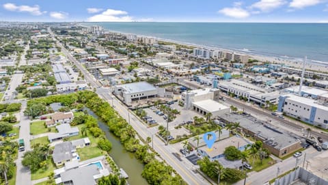 Property building, Nearby landmark, Day, Natural landscape, Bird's eye view, Beach, City view, Sea view, Street view, Location, Parking