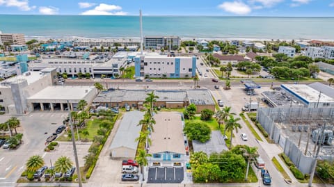 Property building, Nearby landmark, Day, Neighbourhood, Natural landscape, Bird's eye view, Evening entertainment, City view, Sea view, Street view, Location, Parking