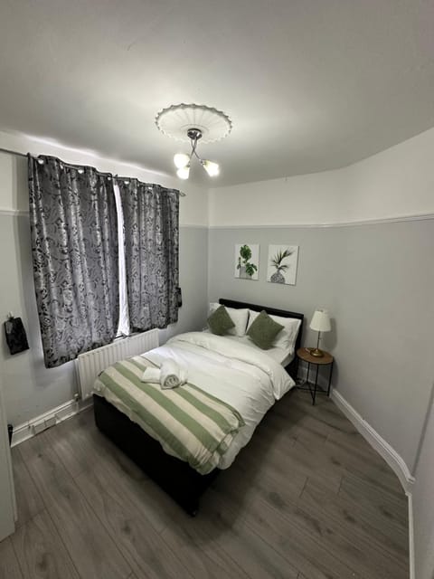 Tranquil Stays at 3 bedroom House in Dagenham Apartment in Barking