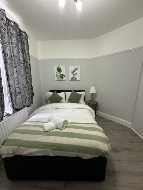 Tranquil Stays at 3 bedroom House in Dagenham Apartment in Barking