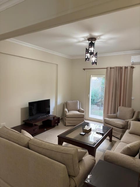 Communal lounge/ TV room, TV and multimedia, Living room, Seating area, Evening entertainment