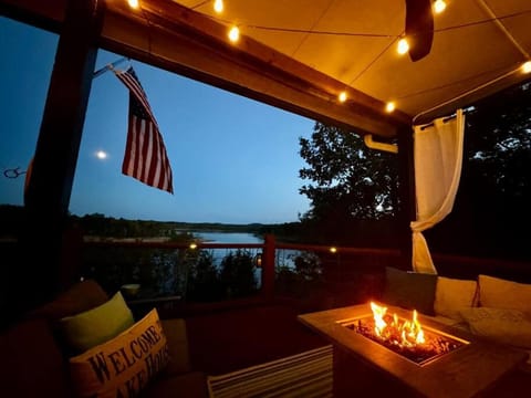 Night, Natural landscape, View (from property/room), Seating area, Lake view, River view