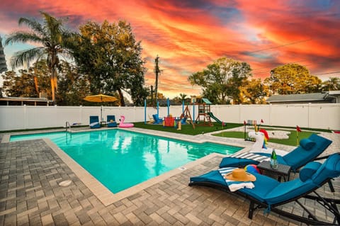 Private Oasis Pool Putting Green & Court House in Largo