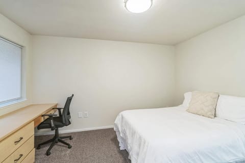 Convenient Getaway Close to Autzen Stadium Apartment in Eugene