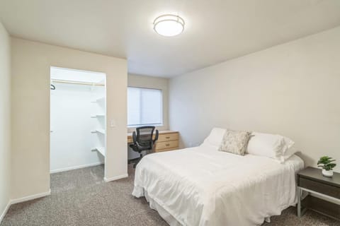 Convenient Getaway Close to Autzen Stadium Apartment in Eugene