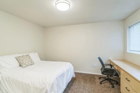 Fully Furnished Living with Pool & Clubhouse Amenities Apartment in Eugene