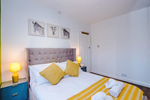 Bed, Photo of the whole room, Seating area, Bedroom