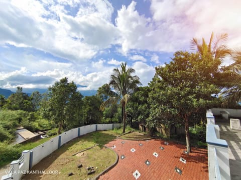 Property building, Day, Balcony/Terrace