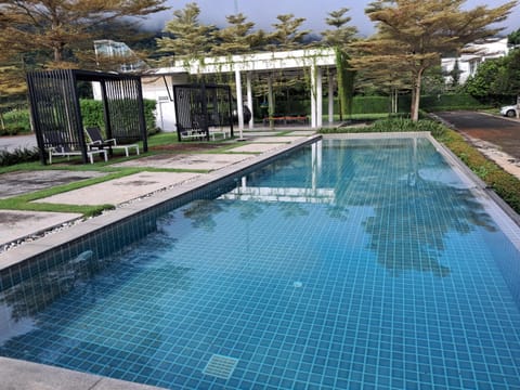 MIDST 2 ROYAL HILLS GOLF COURSE AND SPA Apartment in Laos