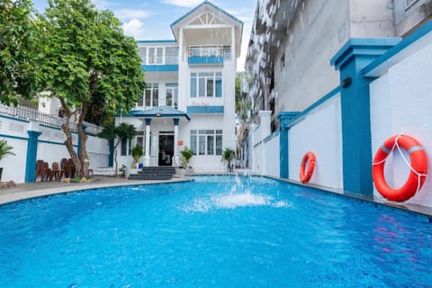 Property building, Day, Pool view, Swimming pool