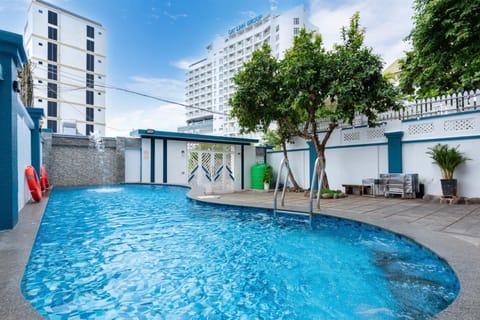 Property building, Day, Pool view, Swimming pool, sunbed