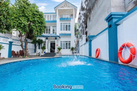 Property building, Day, Pool view, Swimming pool, Swimming pool