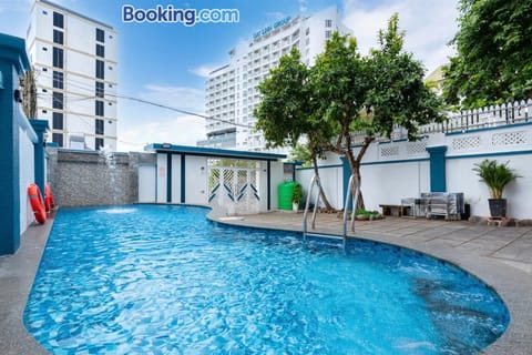 Property building, Patio, Day, Pool view, Swimming pool, Swimming pool, sunbed