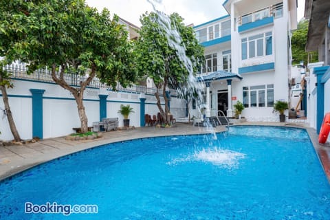 Property building, Day, Pool view, Swimming pool, Swimming pool, sunbed